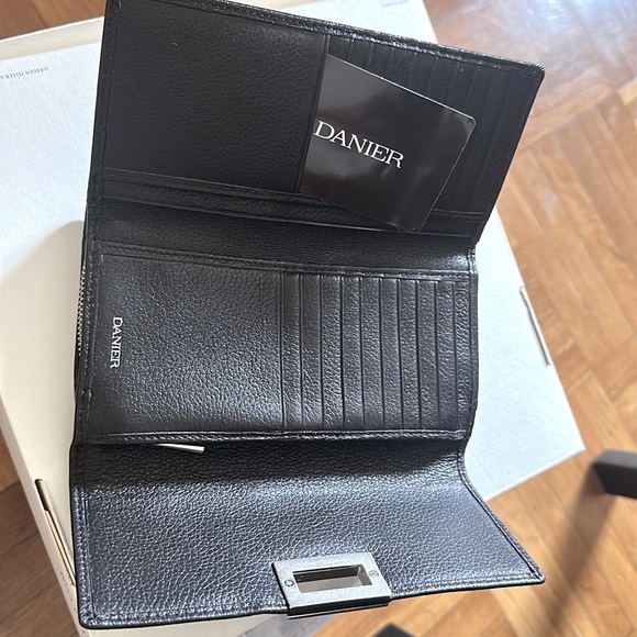Brand new Danier Leather wallet - Picture 2 of 4